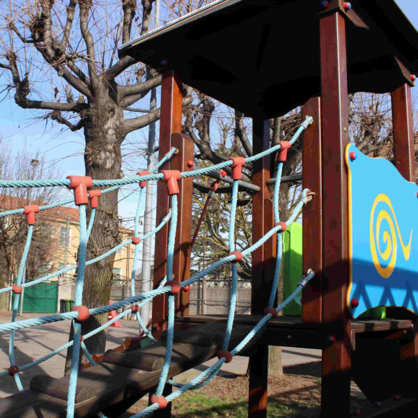 Bambini che giocano insieme nel giardino dell'asilo di Camnago a Lentate sul Seveso