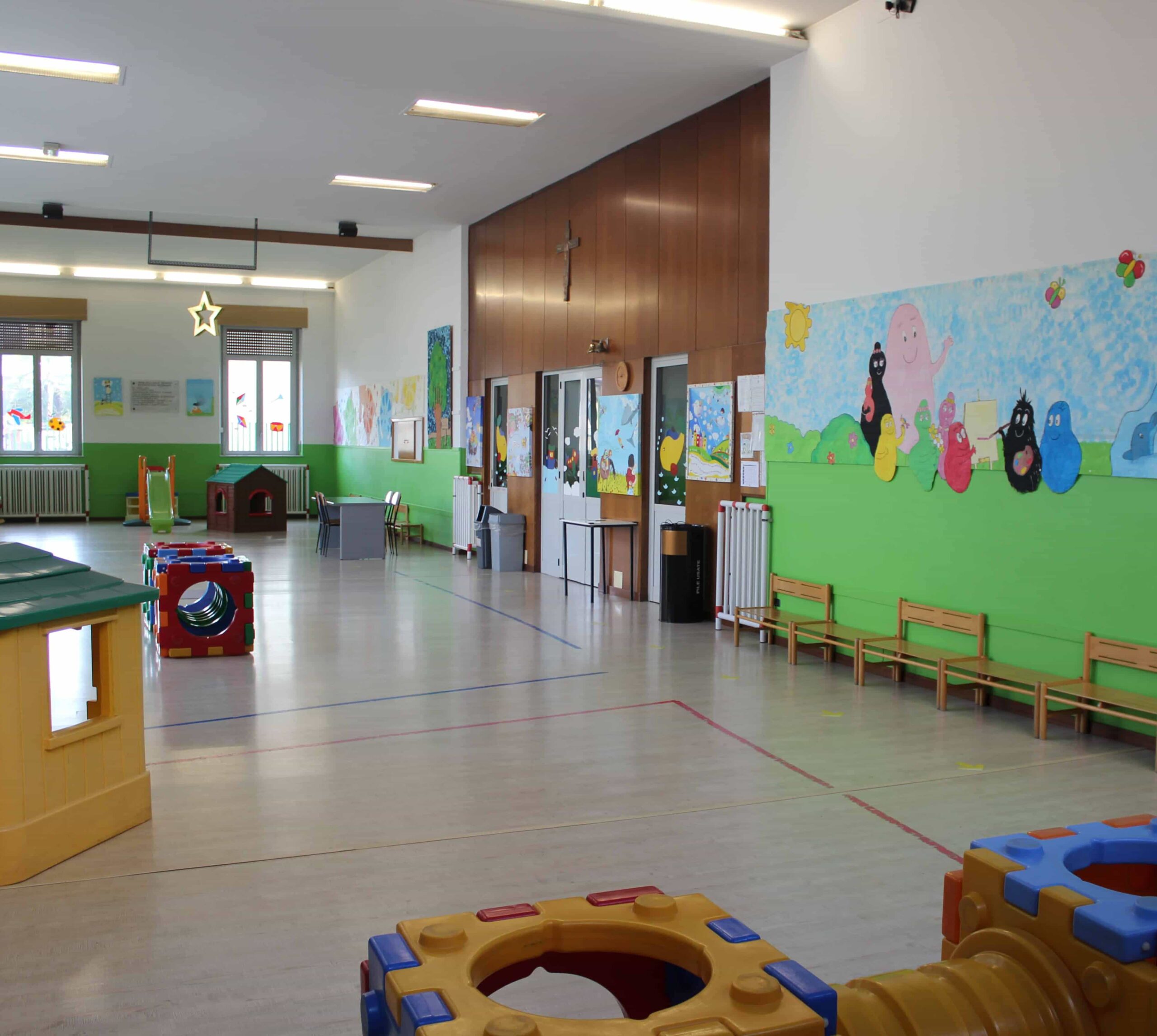 Area giochi sicura e divertente per bambini presso l'asilo di Camnago vicino a Lentate sul Seveso